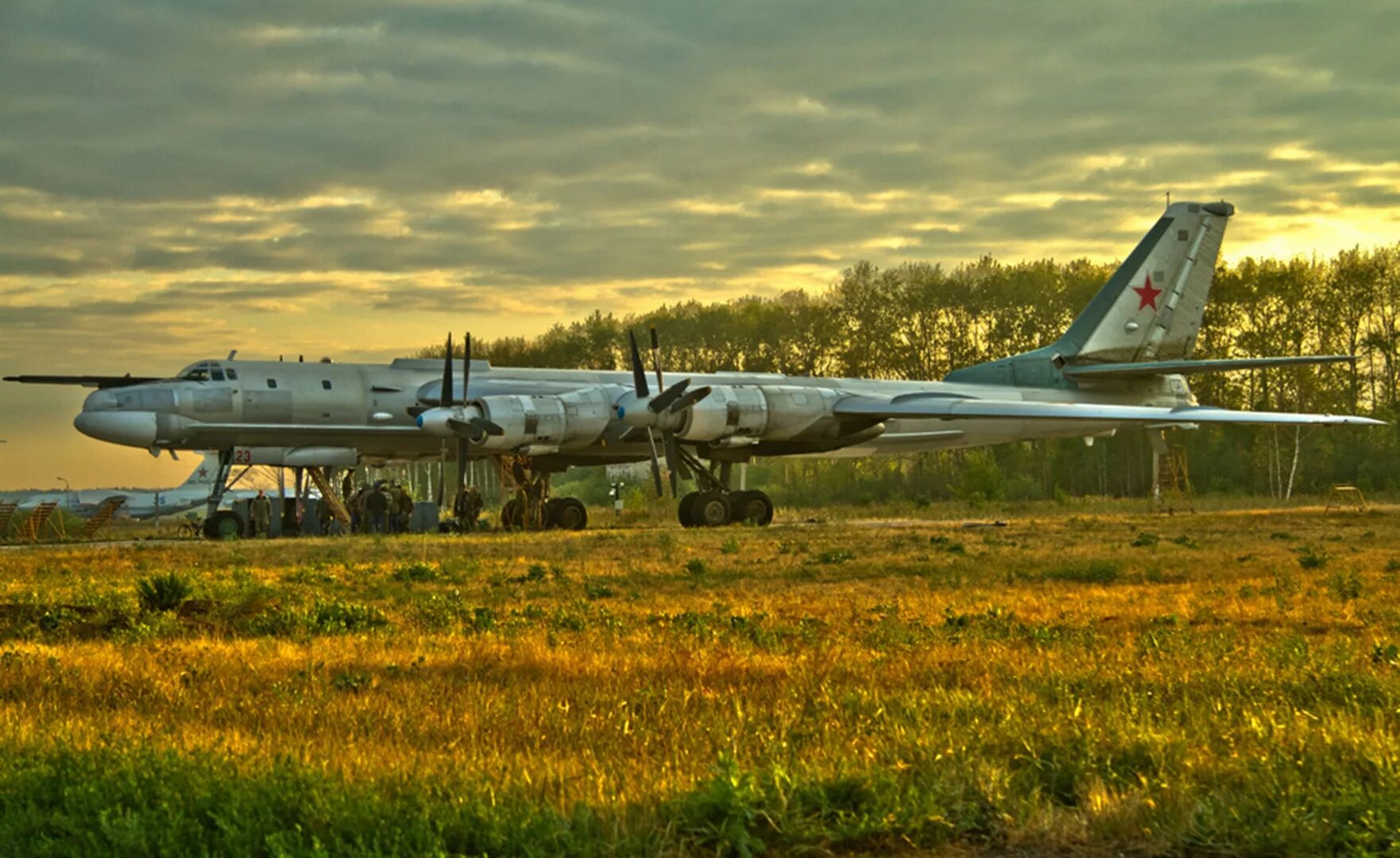 Ту-95мс. Ту-95 МС бомбардировщик. Стратегический турбовинтовой бомбардировщик ту-95мс. Ту-95 МС ВВС СССР.