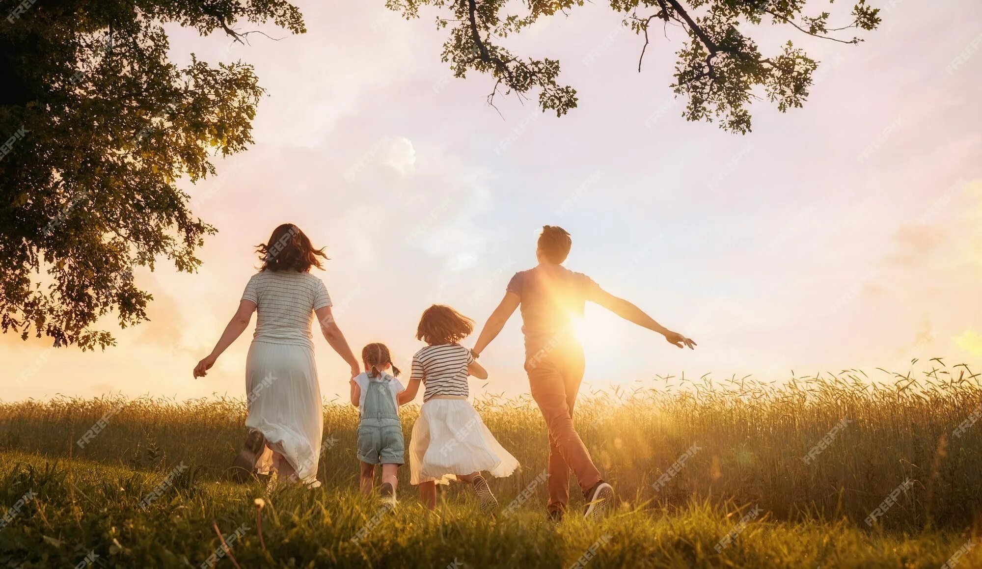 Семья лето. Счастливая семья на прогулке. Счастливая семья на природе. Радостная семья на природе.