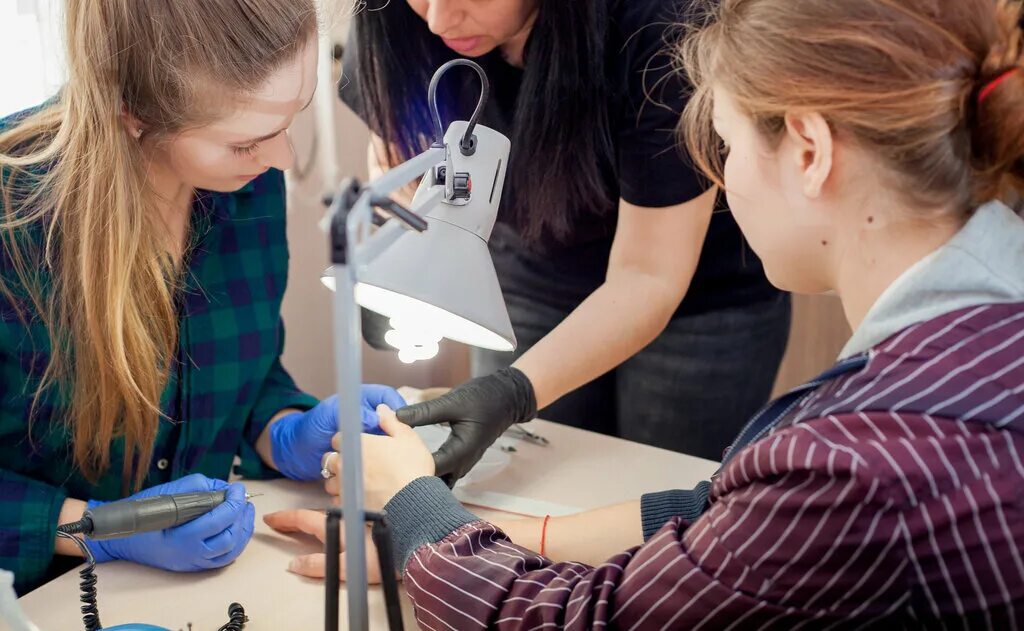 Учить мастер. Мастер ногтевого сервиса. Мастер изображения. Выучиться на маникюршу. Салон маникюра.