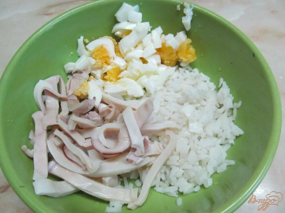 Кальмар с яйцами классический рецепт. Салат с кальмарами и рисом. Салат из кальмаров с рисом. Рис с кальмарами. Кальмары яйцо рис салат.