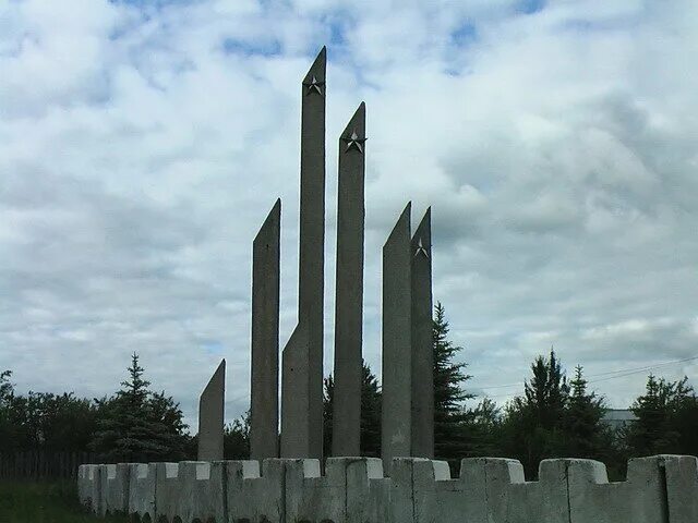 Чем отличается памятник мемориал и обеликс. Мемориал монумент стела Обелиск. Памятник, мемориал "Обелиск-стела". Обелиски России.