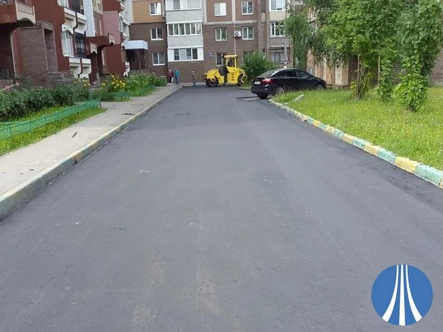 Асфальтирование стоянок москва. Асфальтирование дворов. Дорога во дворе. Дороги во дворах. Асфальтирование пешеходной дорожки.