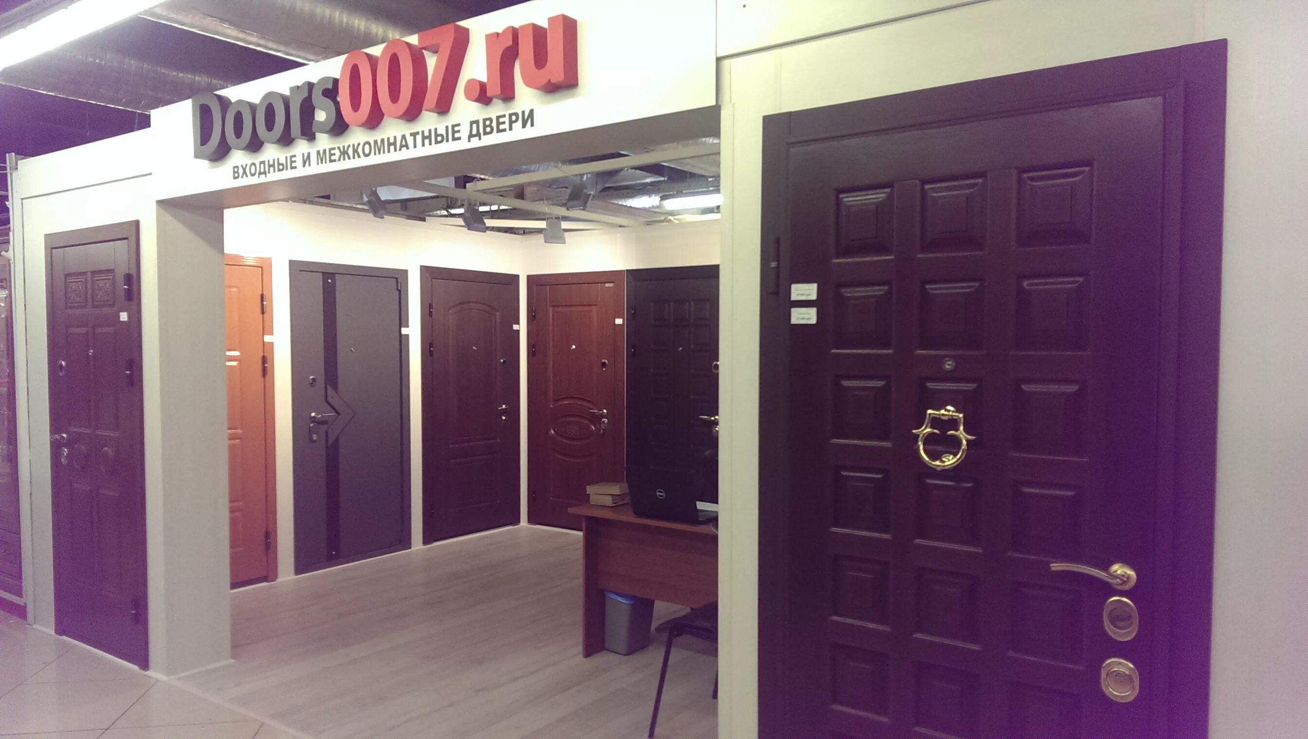 рамас салон дверей в махачкале. выставка дверей в магазине. открытые двери магазин. входные двери выставочный зал. специализированный дверной магазин.