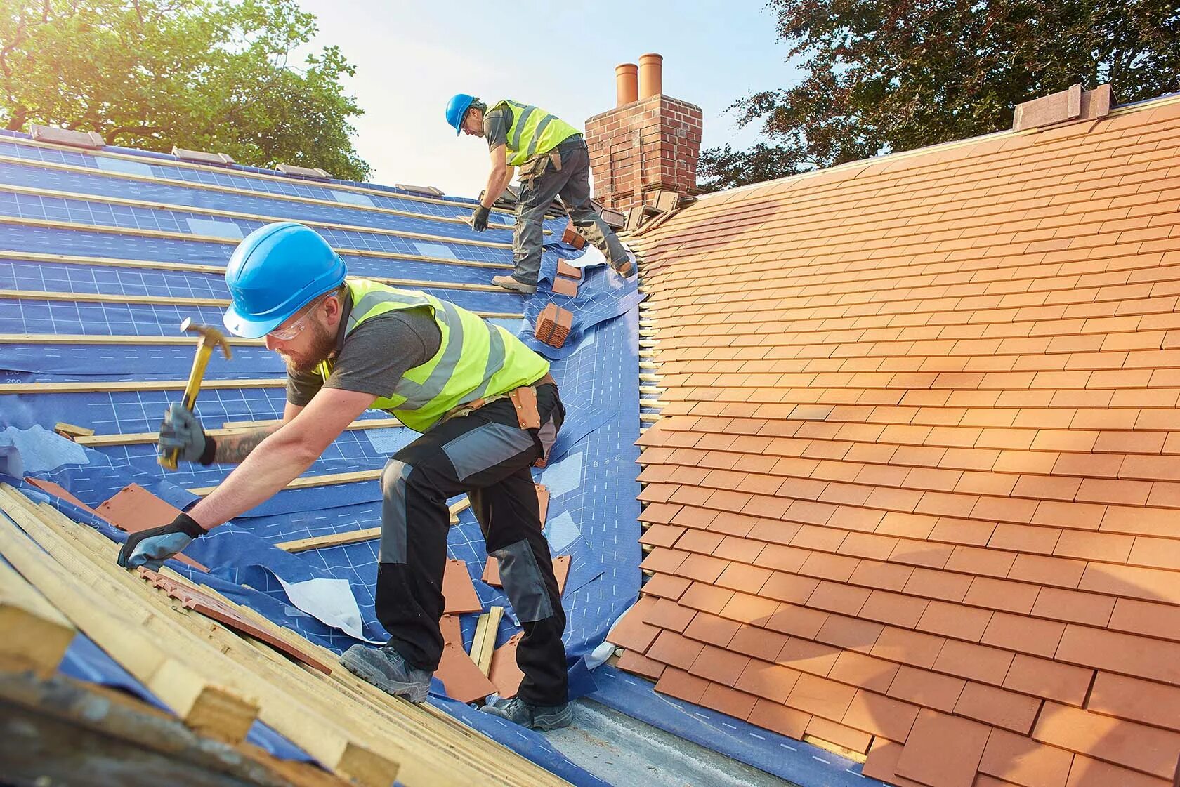 Чинит крышу. Кровельщик на крыше. Крыть крышу. Roof installation. Roof installation.