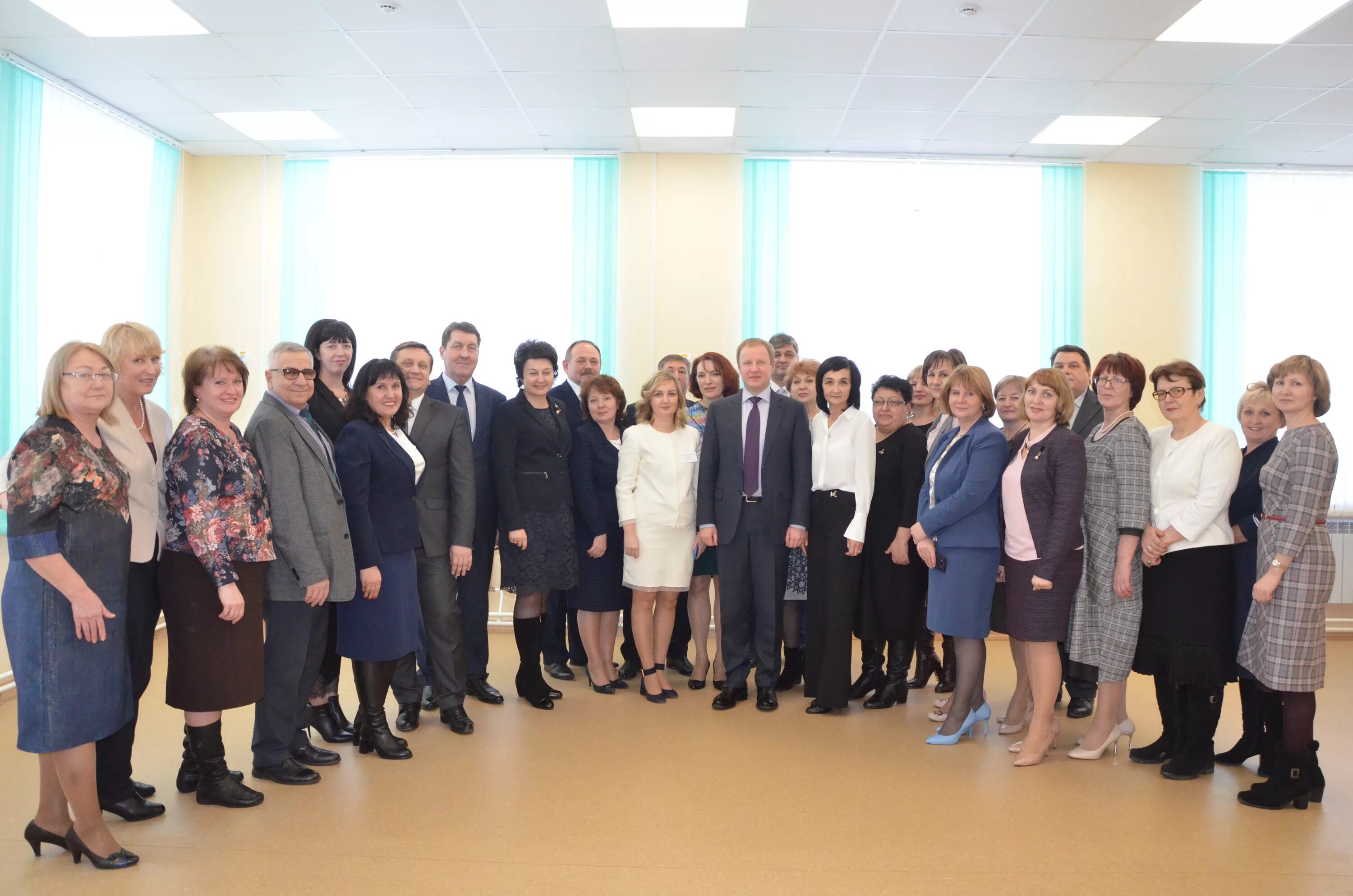 Сотрудники комитета по образованию. Управление по предпринимательству алтайского. Торгово-промышленная палата алтайского края. Совет ректоров алтайского края. Алтайский комитет образования.