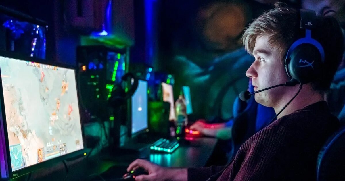 Киберспорт в какие игры играют. Игрок в компьютерные игры. игра про компьютерный клуб. игроки в компьютерном клубе. дизайн компьютерного клуба.