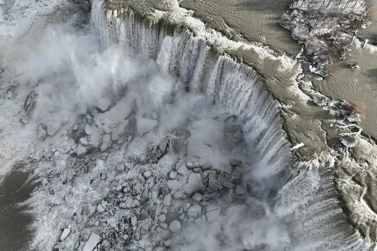 Обрушивается поток воды. Ниагарский водопад 2022. Ниагарский водопад замерз. Ниагарский водопад в шторм. Ниагарский водопад во льду.