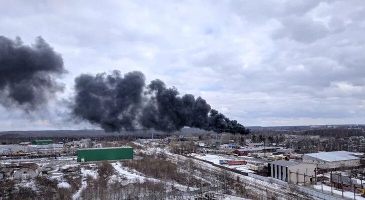 Пожар Коминтерн Киров. Пожар в метал цехе на мостовой Киров. Киров крупный пожар сейчас. Коминтерн Киров. Черный дым сегодня