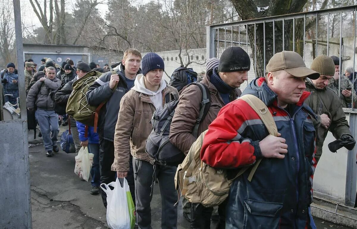 Мобилизованный украинец. Мобилизация. Мобилизованные на Украине. Что такое мобилизация граждан.