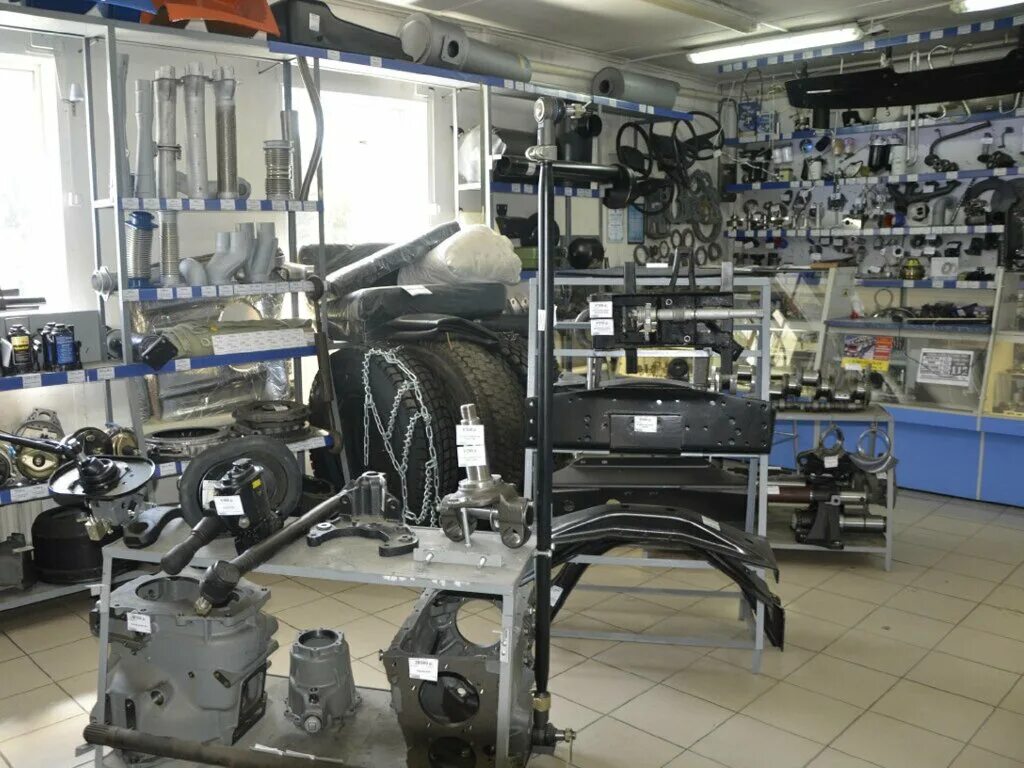 Автозапчасти бмв магазин. Ассортимент автомагазина. Zenparts автозапчасти. Витрины для магазина автозапчастей. Магазин грузовой запчасти камазовский.