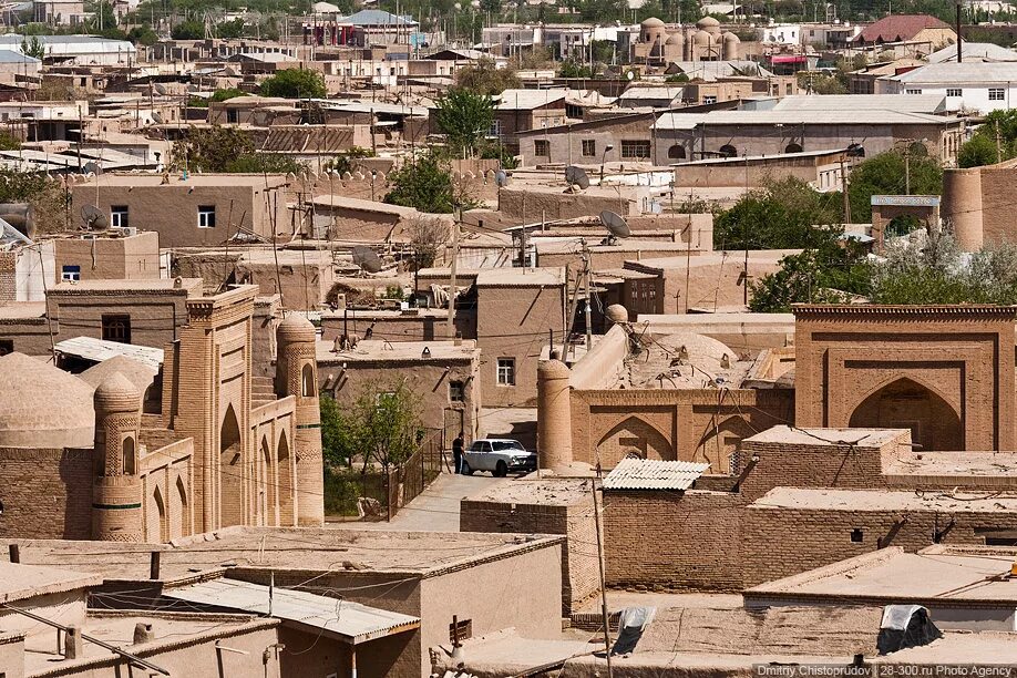 Узбекистан правление. Узбекистан жилище. Туристы в самарканде 2021. Старинные дома в узбекистане. Где живет узбекистан.