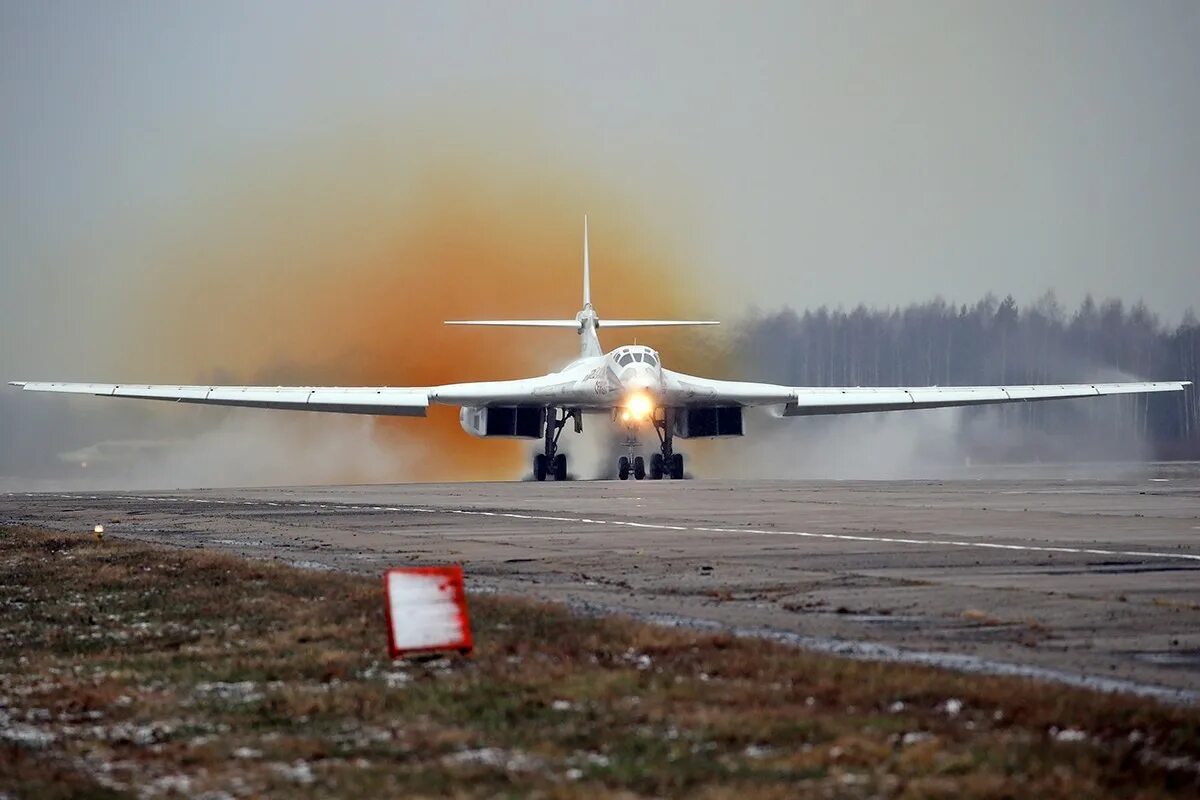 Ту-160 белый лебедь. Ту-160м. Стратегический ракетоносец ту-160 белый лебедь. Лебедь самолет ту 160.