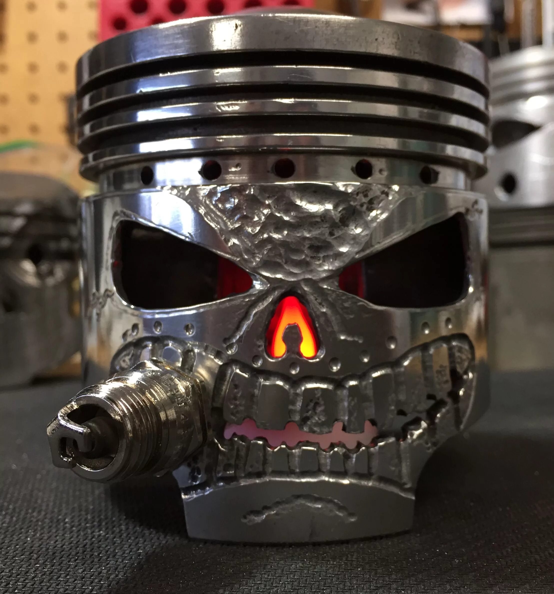 человек поршень. фигурки из поршня. черепа из поршней. сувениры из поршней. фигурки из поршня.