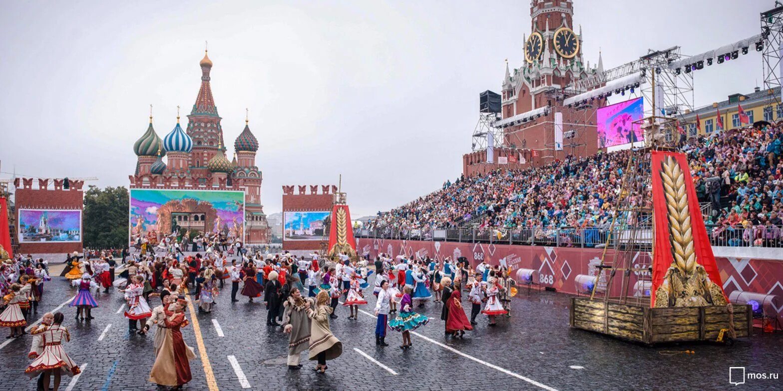 Сцена на красной площади. Красная площадь праздник. Праздничная красная площадь. Москва днем. С праздником города Москвы.