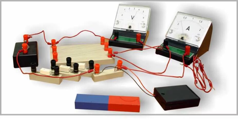 Лабораторные предметы по физике. Приборы для физики. Приборы в физике. Технические приборы по физике. Аккумулятор для лабораторных по физике.