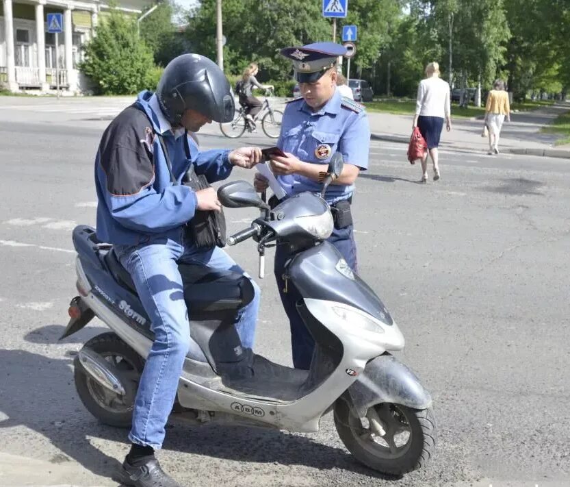 Можно ездить на скутере с категорией б. Полицейский скутер. Скутер ГИБДД. Мопед без прав. Скутер на улице.