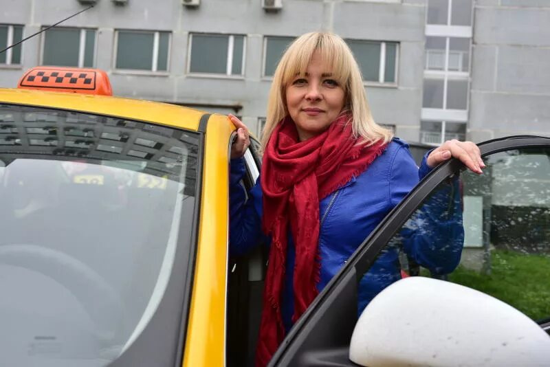 Женщина за рулем. Красивая девушка в такси. Женщина таксистка. Пассажир такси. Сити мобил такси.