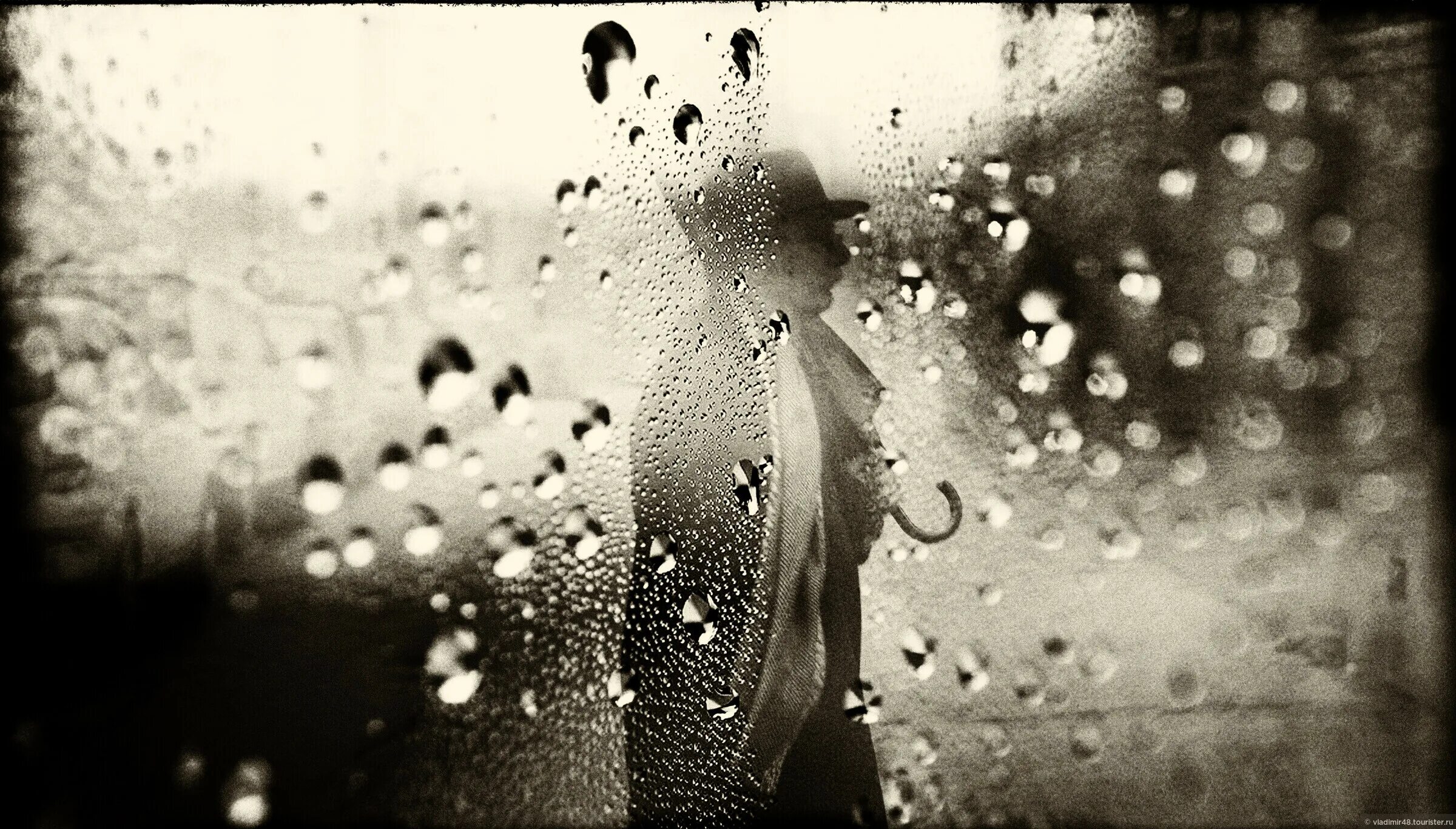 черно белое фото под дождем. дождливый день. люди проходят мимо друг друга. девушка под дождем. дождь прошел мимо.