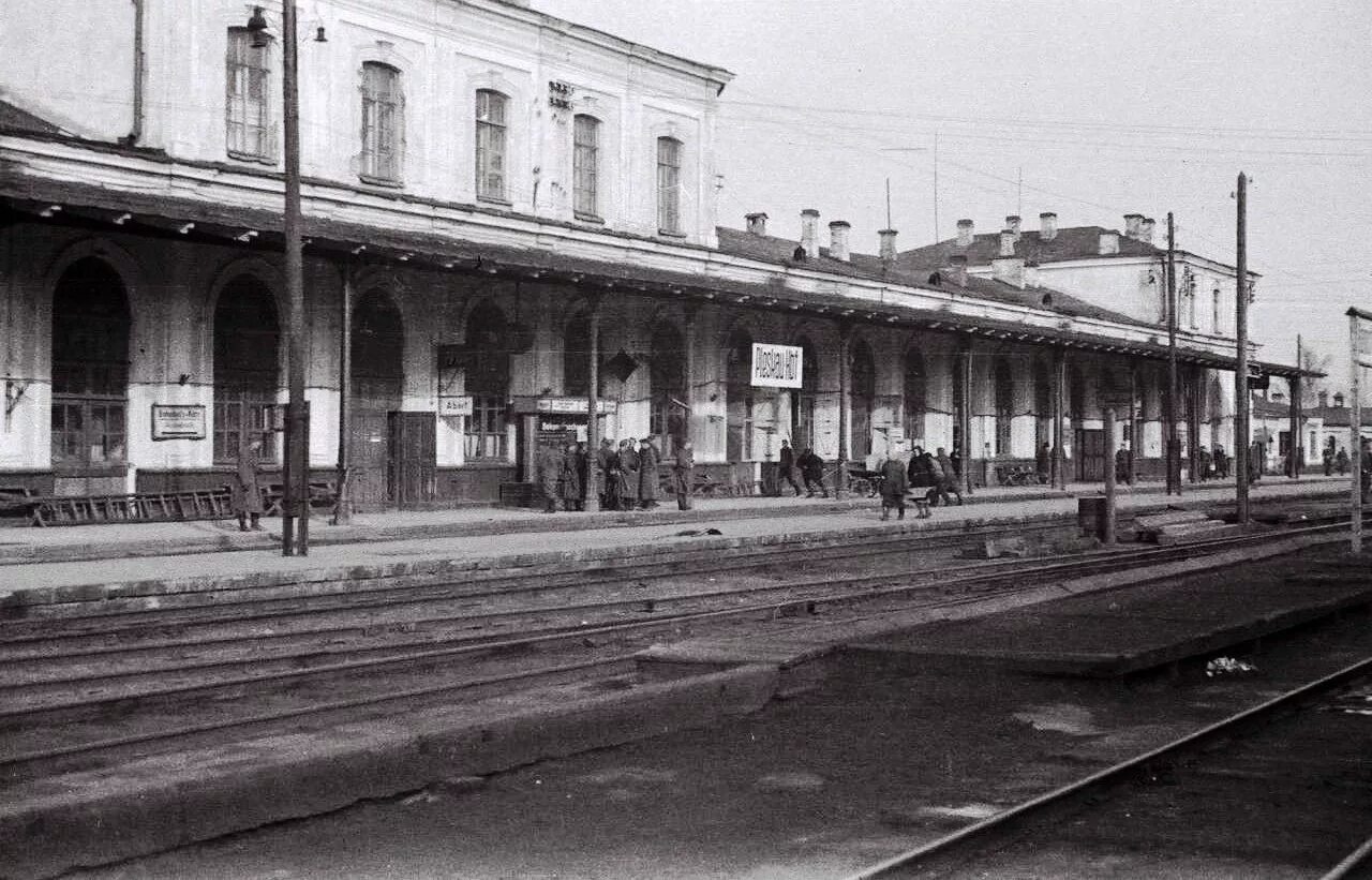 Включи старая станция. ЖД вокзал Псков. Старый вокзал Псков. Вокзал Псков, Псков. Вокзал Псков старый 1941.