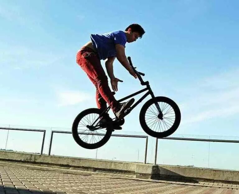 Bmx lorak jumper. Bmx streets game. Барспин на велосипеде. Бар на bmx. Квод барспин на самокате.