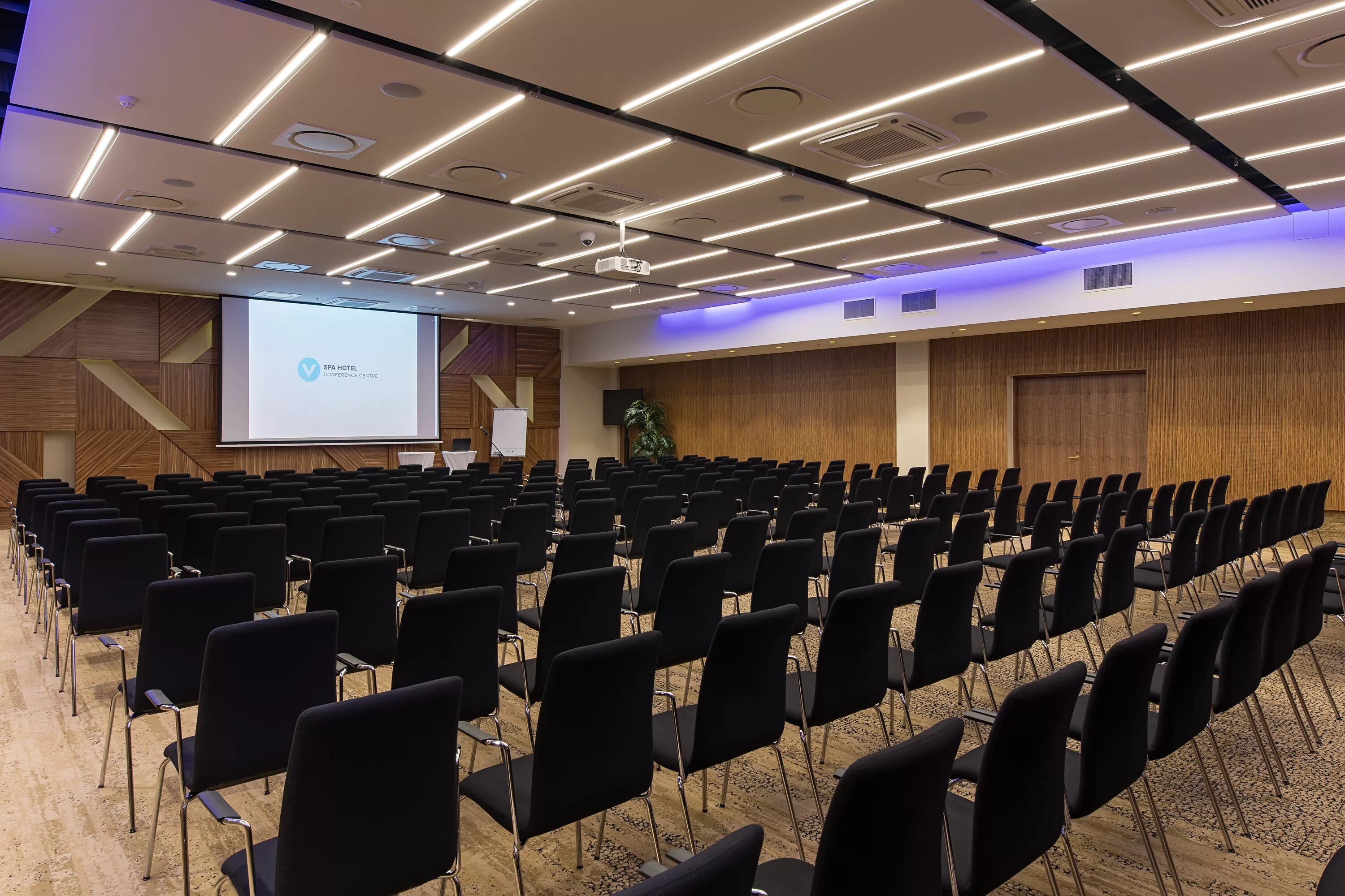 Выставочный конференц центр. Конференц центр. конференция в отеле. hotel conference hall. tartu hotel.
