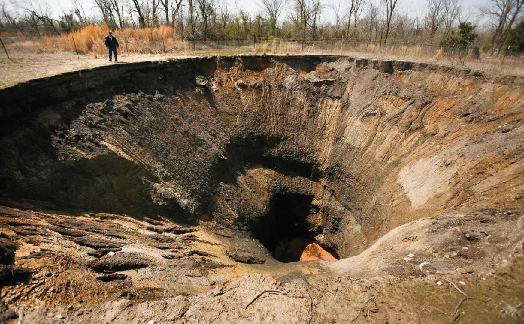 Глубокая воронка. Пичер Оклахома. Воронки Карст. Карстово-суффозионные воронки. Карстовые воронки это в геологии.