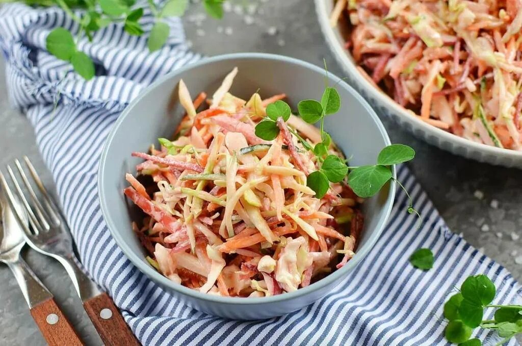 Салат с колбасным сыром. Салат обжорка с яичными блинчиками. Салат с колбасой. Салат с фасолью и сухариками. Салат с фасолью и колбасой.