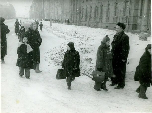 Блокадная зима моего детства. Ленинград 1956. Снег в Ленинграде. Зима СССР 1956 год. Ленинград зимой.