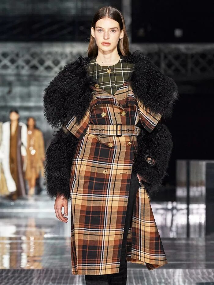 Мода 2023. Burberry 2021 осень зима. Burberry подиум 2021. Барбери коллекции 2020-2021. Бербери осень зима 2020 женская коллекция.