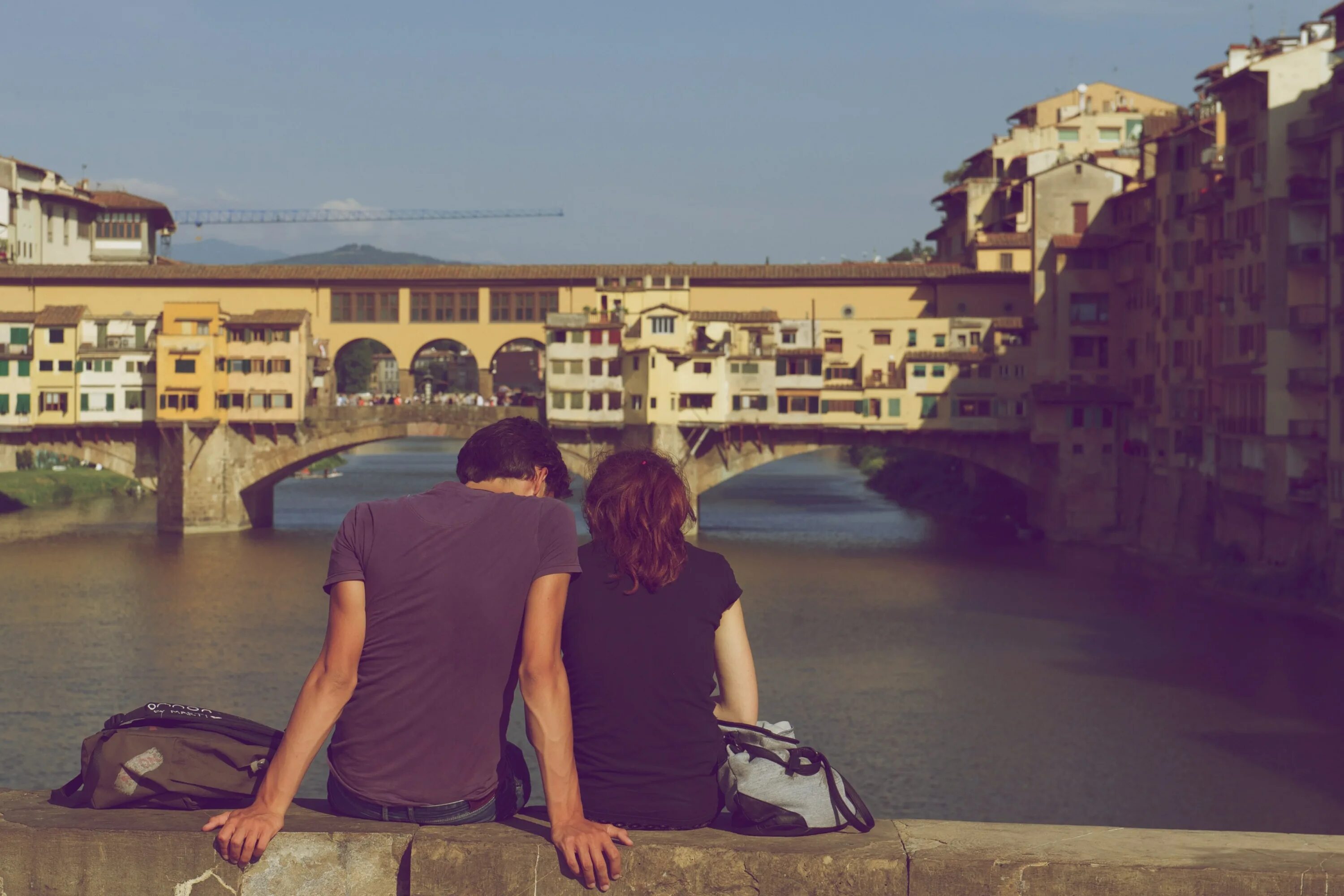 Closer together. Пара на мосту. Влюбленные в Италии. Итальянские пары. Влюбленная пара в Италии.
