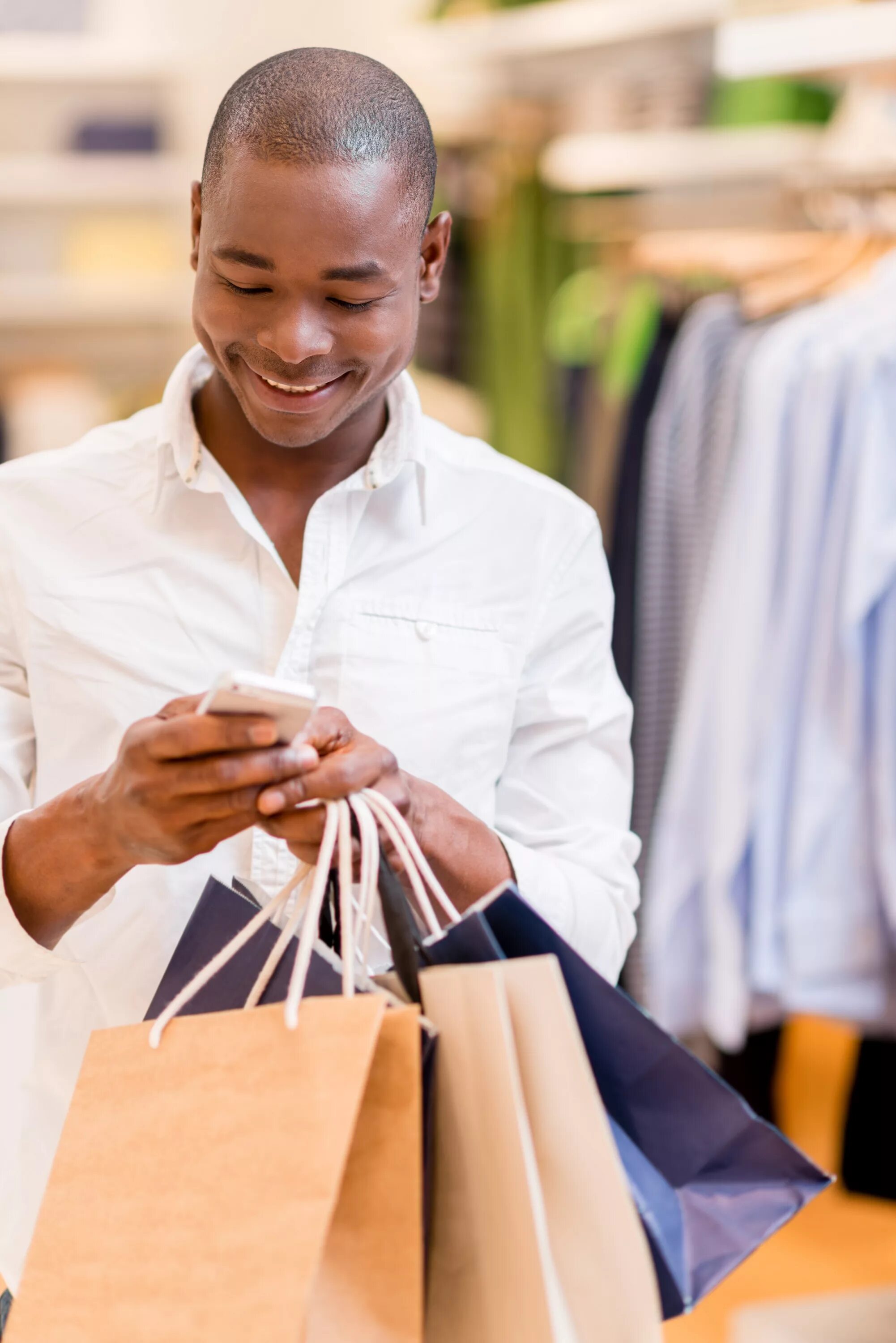 Шоппинг мужской. Мужчина шоппинг. Black man shopping.