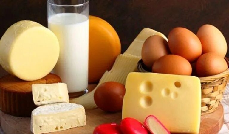 Молоко сыр яйца. Сыр в масле. Молоко сыр масло. Яйца и сыр. Сырые продукты без масла
