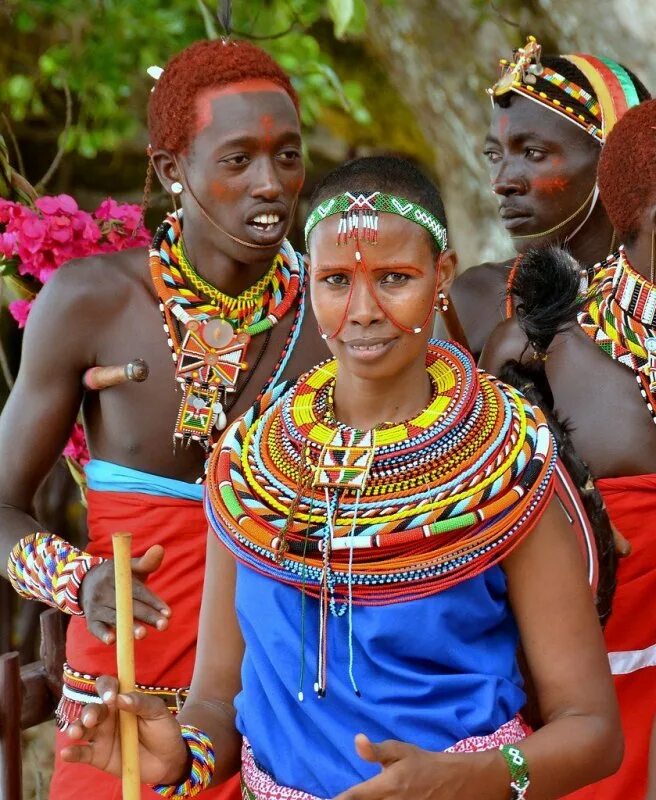 See africa. Кения племя Масаи. Наряды Масаи Кения. Кения племя Масаи костюмы. Африканское племя Масаи.