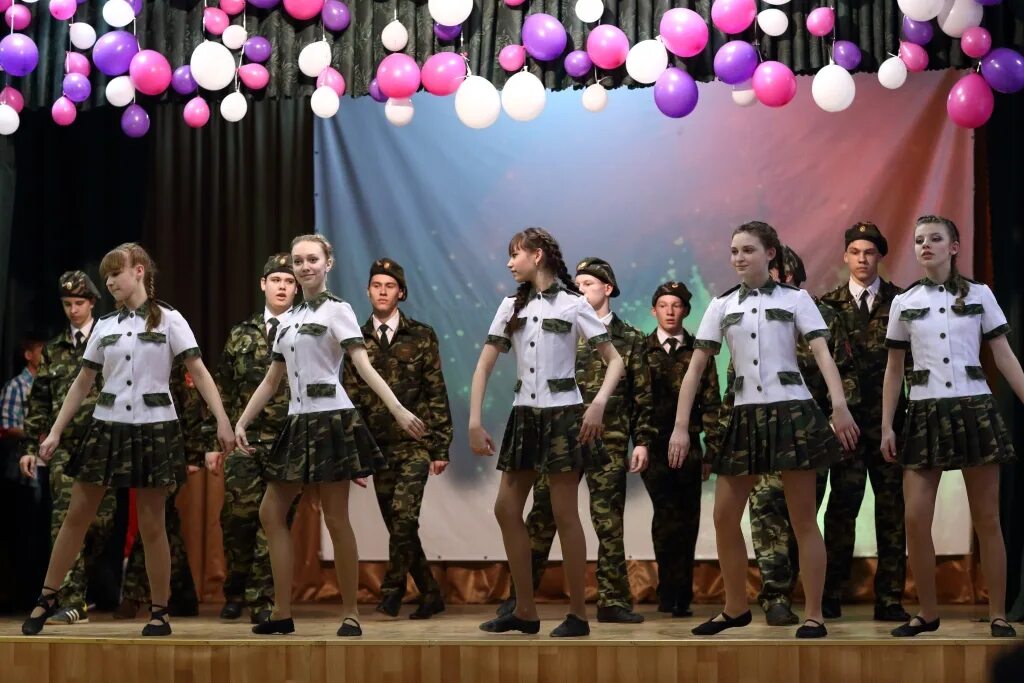 Классные выступления в школе. Классные выступления в школе. Выступление в школе. Учитель и дети. Концерт в школе.