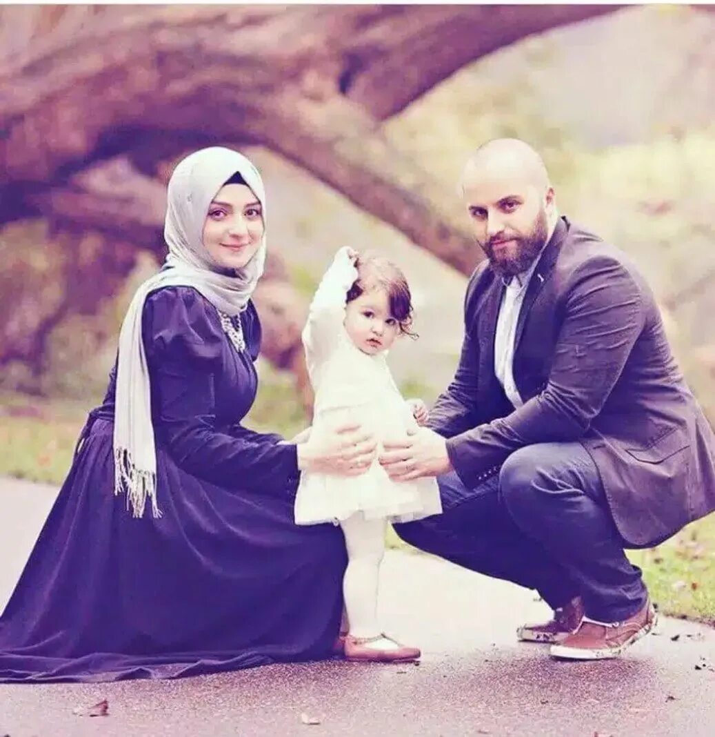 Мусульманская семья. Мусульманка с мужем. Муслим хажар амина. Муж и жена мусульмане. Стать женой мусульманина.