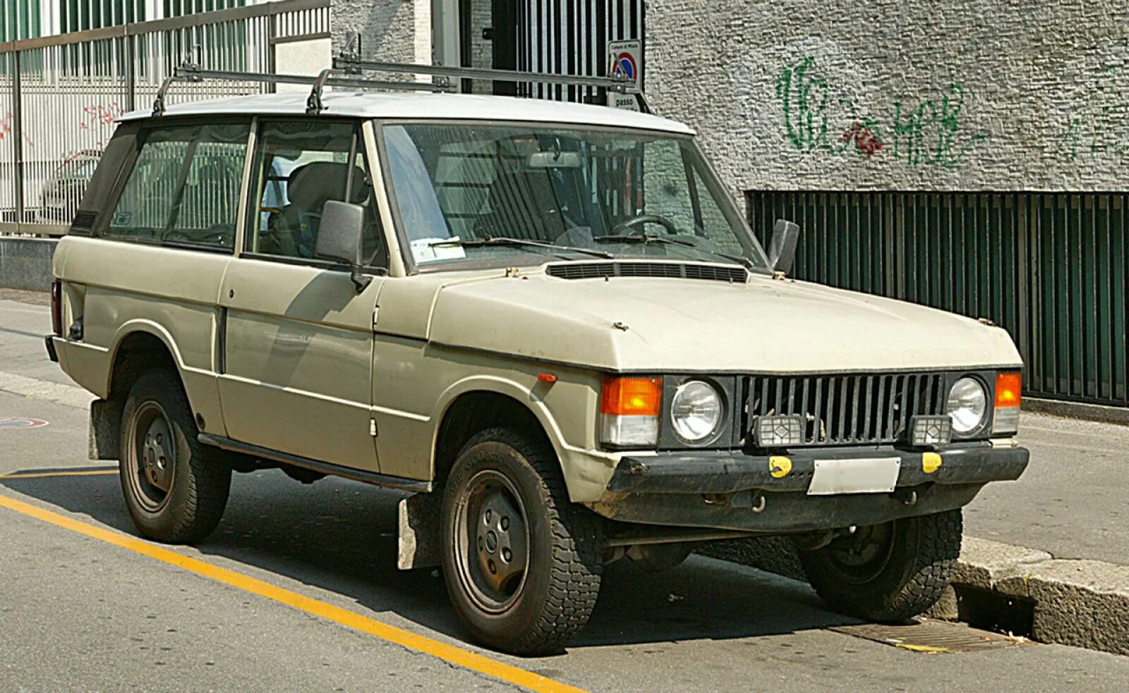 Ленд ровер старый. Ленд Ровер 1970. Range Rover 1990. Range Rover 1991. Рендж Ровер 1980.