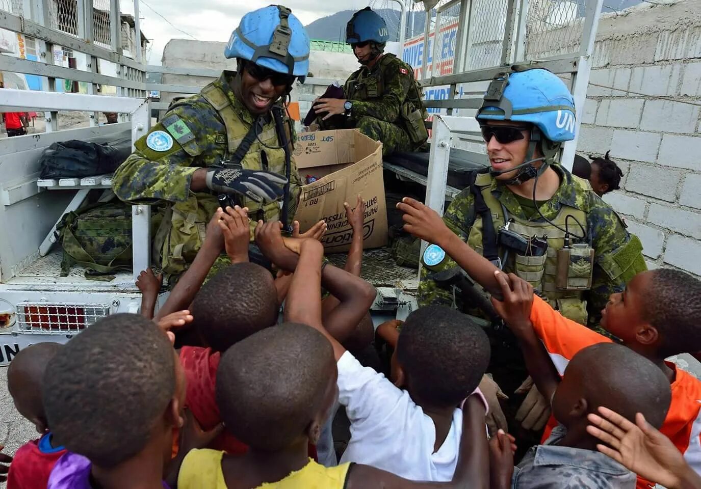Peace keeping. Миротворцы ООН В Либерии 2003. Миротворчество ООН. Миротворцы ООН. Миротворческие войска ООН.