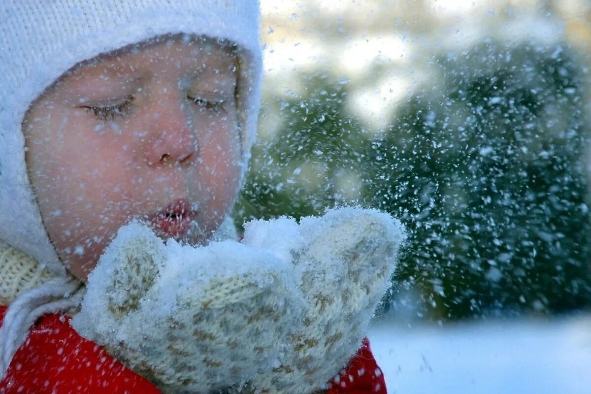 Легкий мороз мягкий снег. Дети зимой. Дети в снегу. Зима пришла.