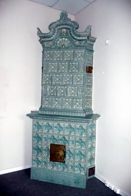 печь голландка 19 век. изразцовая печь в летнем дворце петра i. старинные изразцовые печи 19 века. дом печи спб. чугунная печь изразцовая круглая godin.