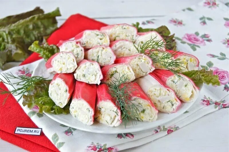Фарширов крабовые палочки. Тарталетки с крабовыми палочками и сыром и яйцом и чесноком. Крабовые палочки фаршированные сыром. Тарталетки с крабовыми палочками и сыром. Закуска из крабовых палочек с сыром.