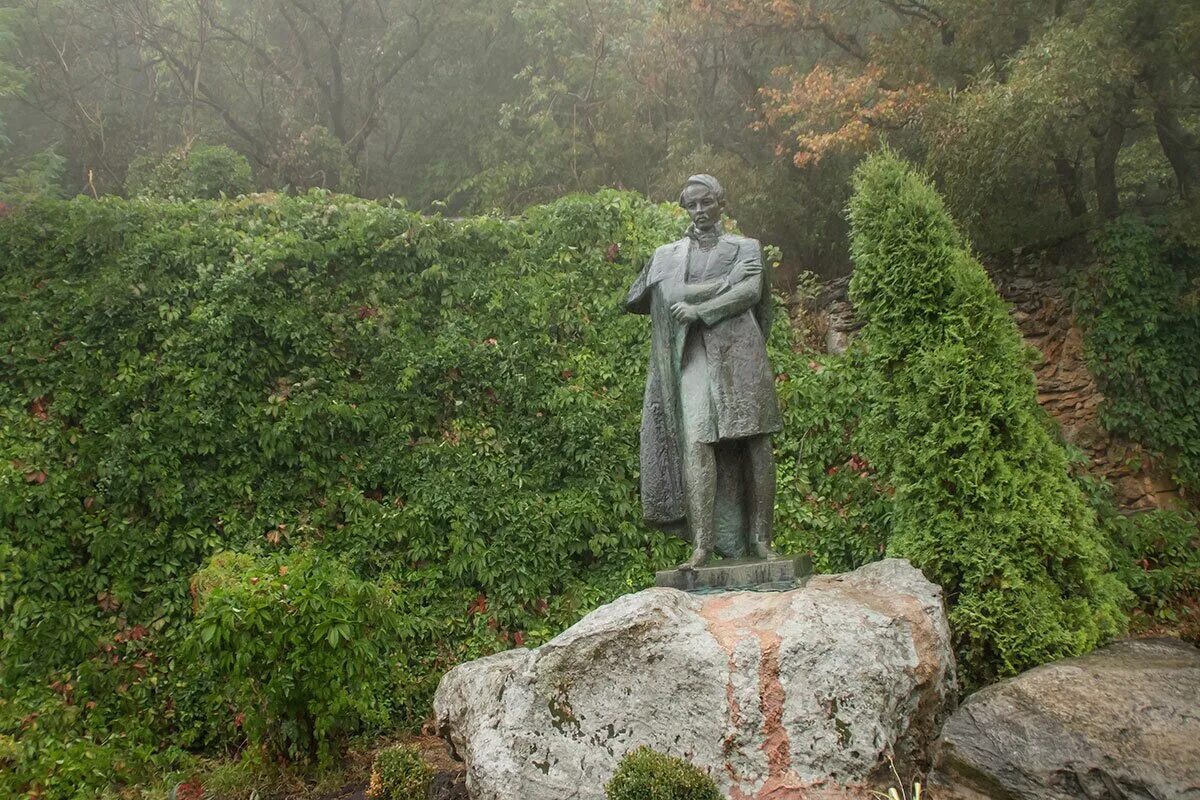 Лермонтовский железноводск. Памятник Лермонтову в Железноводске. Лермонтовский сквер Железноводск. Статуя Лермонтова в Железноводске. Памятник Михаилу Юрьевичу Лермонтову в Железноводске.