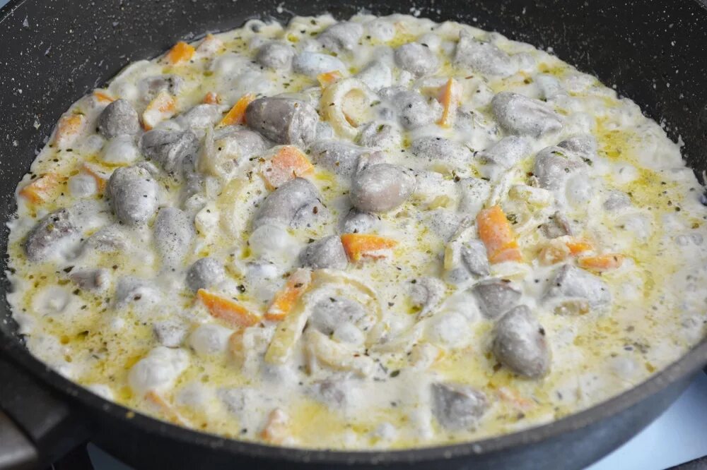Сердце в сметане рецепт. Куриные сердечки в сметане. куриные сердечки в сметане на сковороде. куриные сердечки в сметанном соусе на сковороде. сердечки в сметане на сковороде.