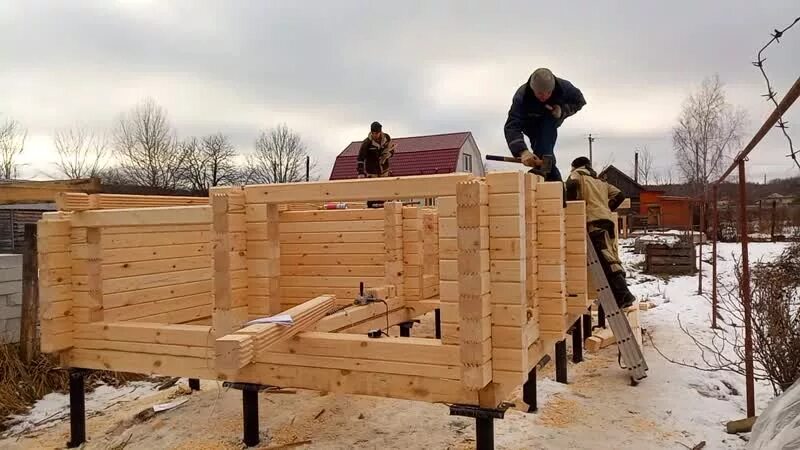 Сборка бани из бруса. Сборка бани из профилированного бруса. Сборка сруба из профилированного бруса. Сборка бани из бруса 150х150.