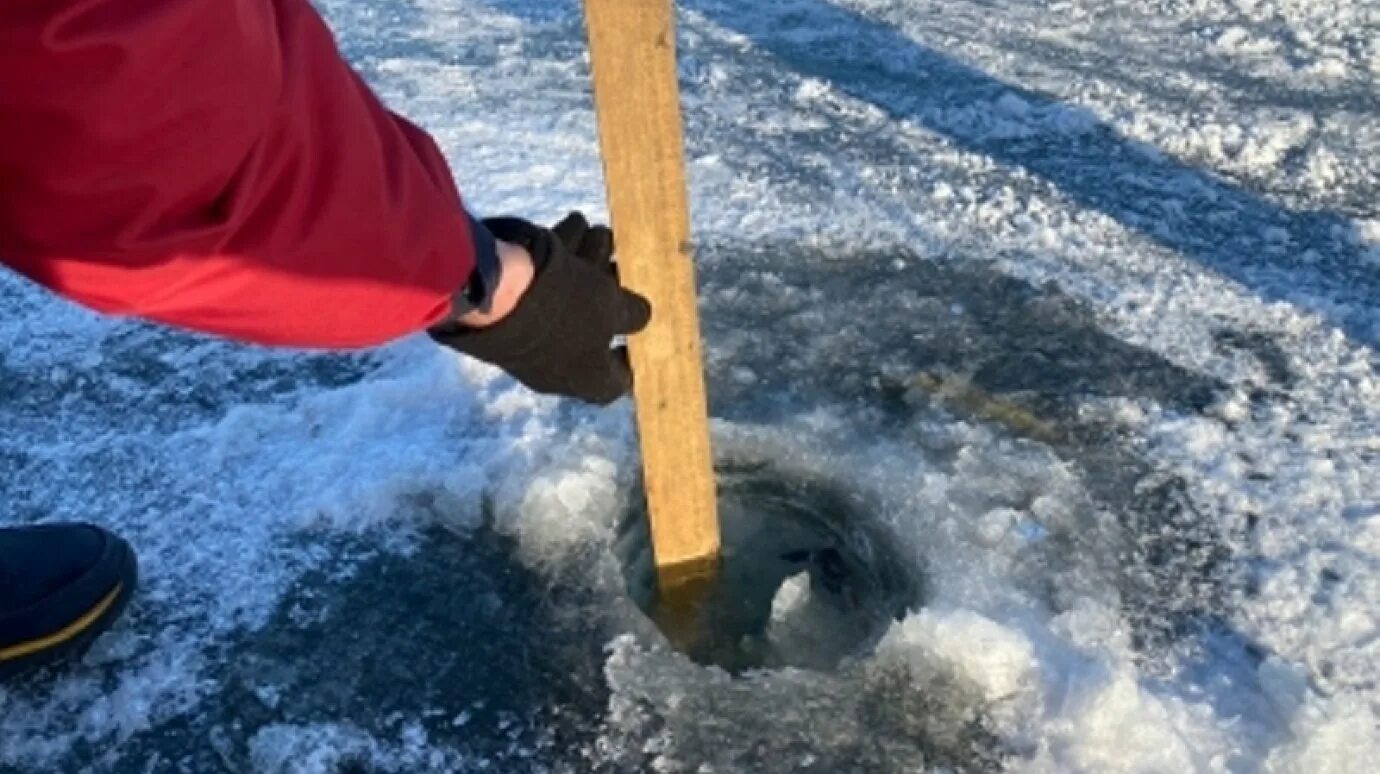 Лед сегодня на каком канале. Лед на водоеме. Лед на пруду. Толщина льда на Байкале. Промер толщины льда.