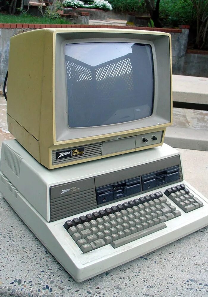 Продажа персонального компьютера. Zenith z-100. Старый компьютер. Стационарный компьютер старый. Старинный компьютер.