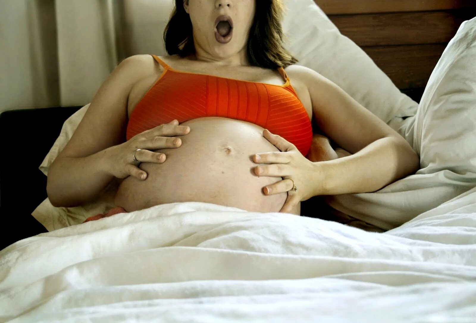 Первые роды больно. Беременные женщины. Беременных женщин которые рожают.