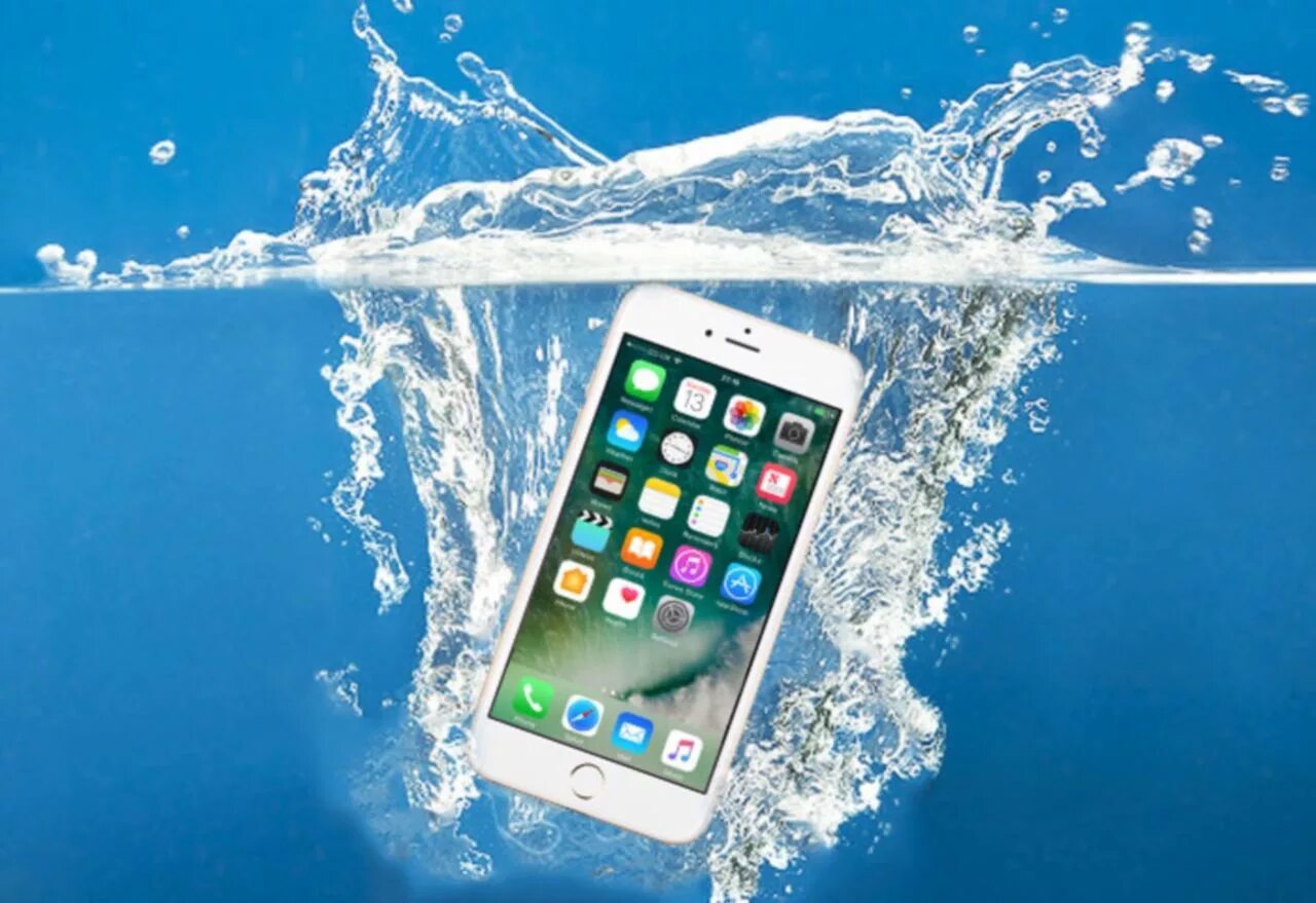 Iphone 12 вода. Смартфон под водой. Смартфон в воде. Айфон в воде. Смартфон падает в воду.