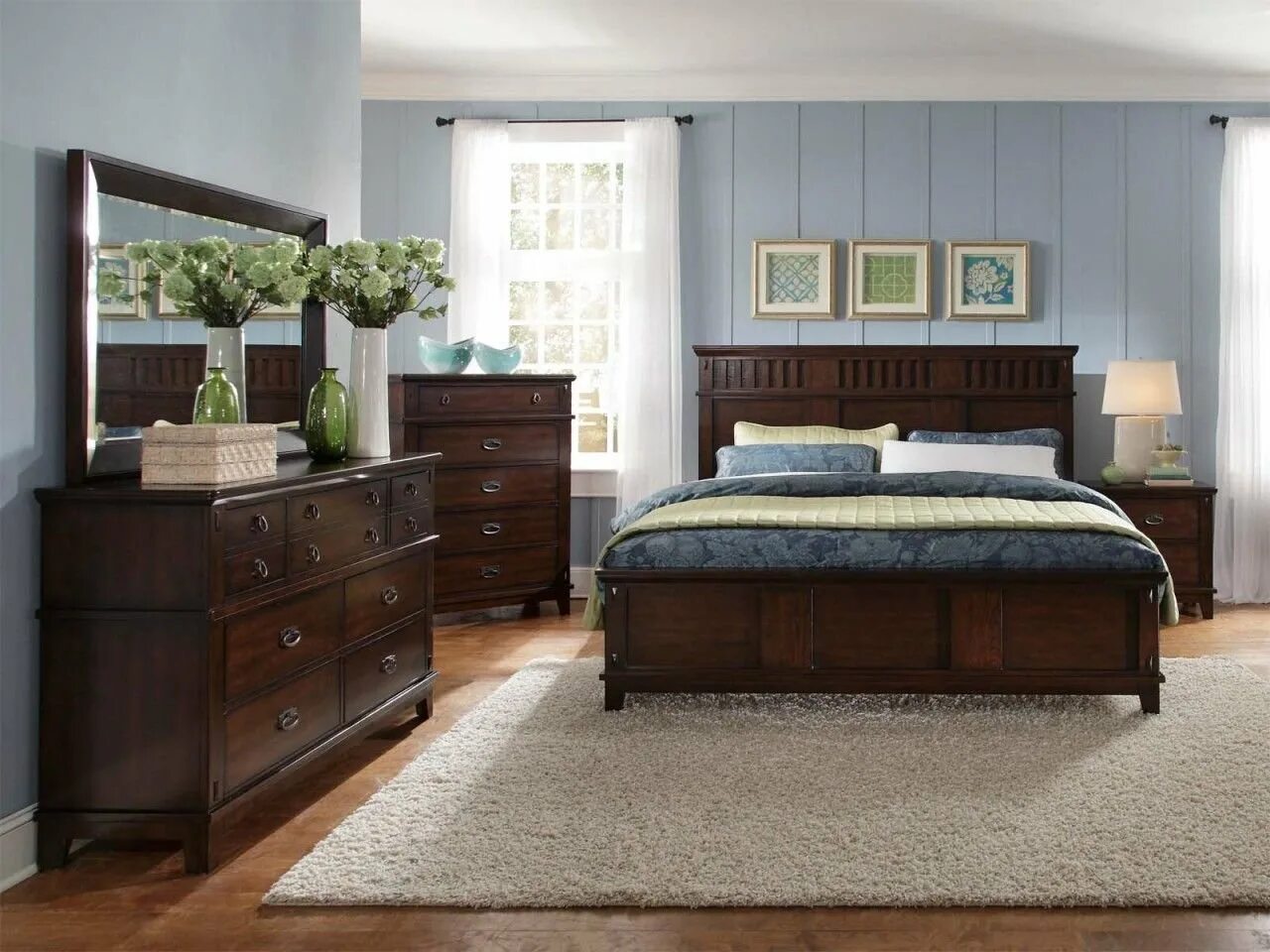 Комната коричневая мебель. Спальня с темной мебелью. Коричневая мебель в интерьере. Спальня с коричневой кроватью. Коричневая кровать в интерьере.