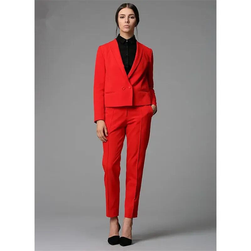 Красный деловой костюм. Pierre Balmain красный брючный костюм. Красный брючный костюм женский. Красный деловой костюм женский. Женщина в классическом костюме.