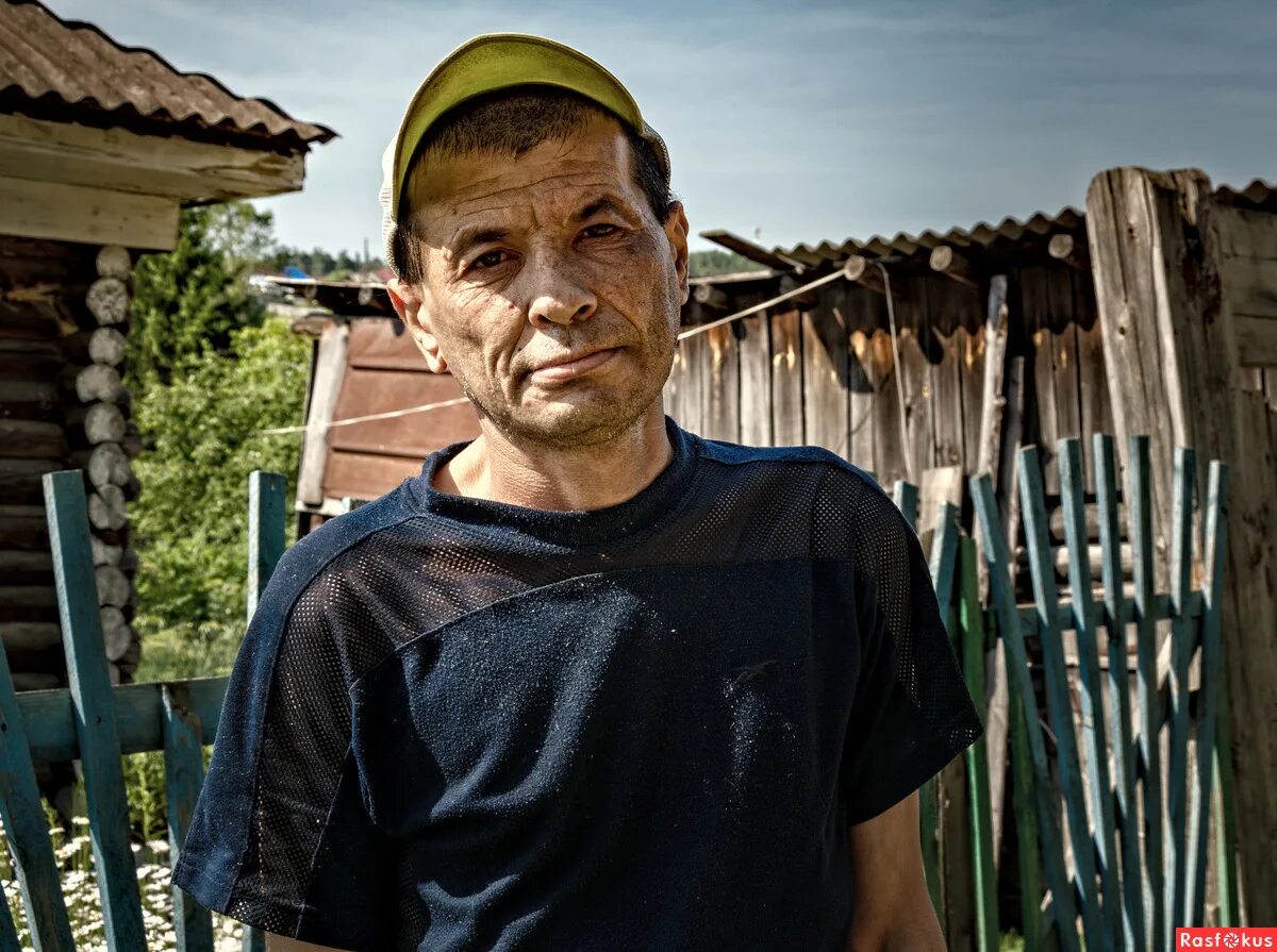 Городской человек в деревне. Сельские жители. Деревенский мужик. Деревенские люди. Деревенское лицо.